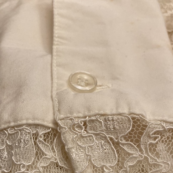 White/cream lace blouse with entire body lined and sleeves are not lined. - Picture 7 of 7